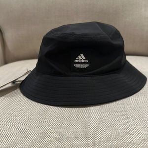 Adidas women’s foldable black bucket hat. NWT